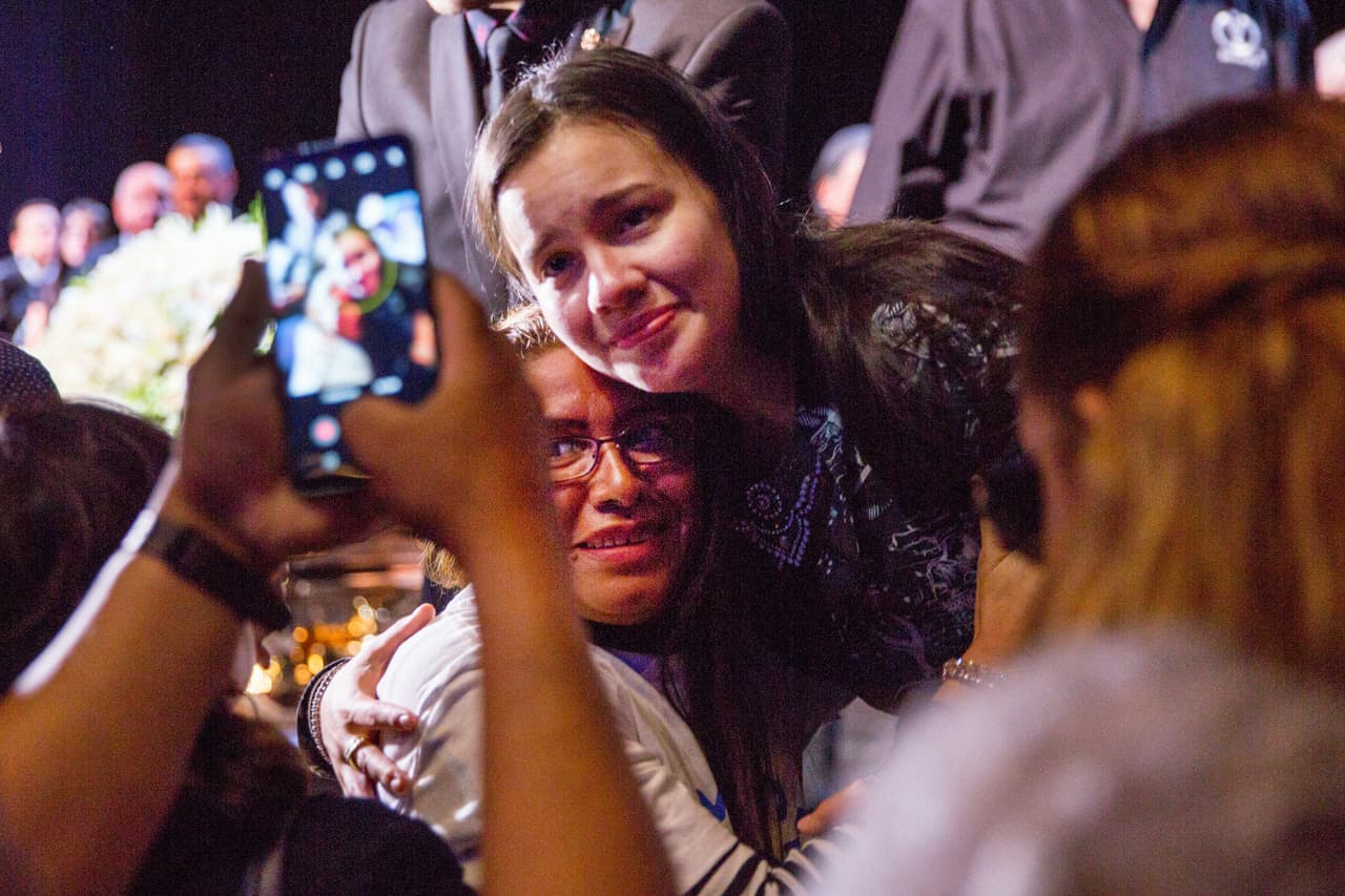 Sarita se tomó fotos y agradeció a los visitantes que se acercaron al féretro.