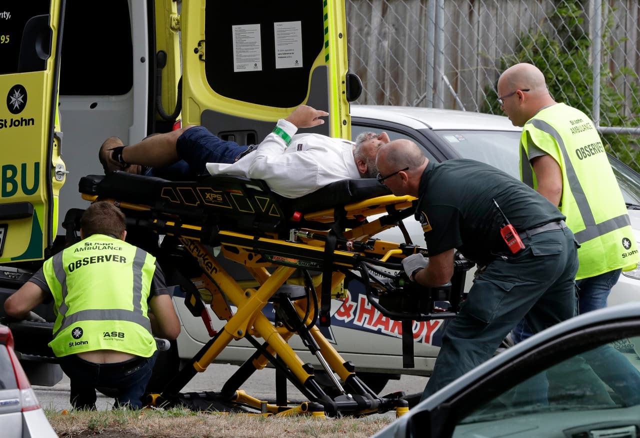 Al menos 49 personas murieron este viernes en dos mezquitas de la ciudad neozelandesa de Christchurch, según las autoridades, tras los ataques. Uno de los autores fue identificado como un extremista australiano.
<br>
<br>Un hombre es sacado en ambulancia tras resultar herido en uno de los ataques.