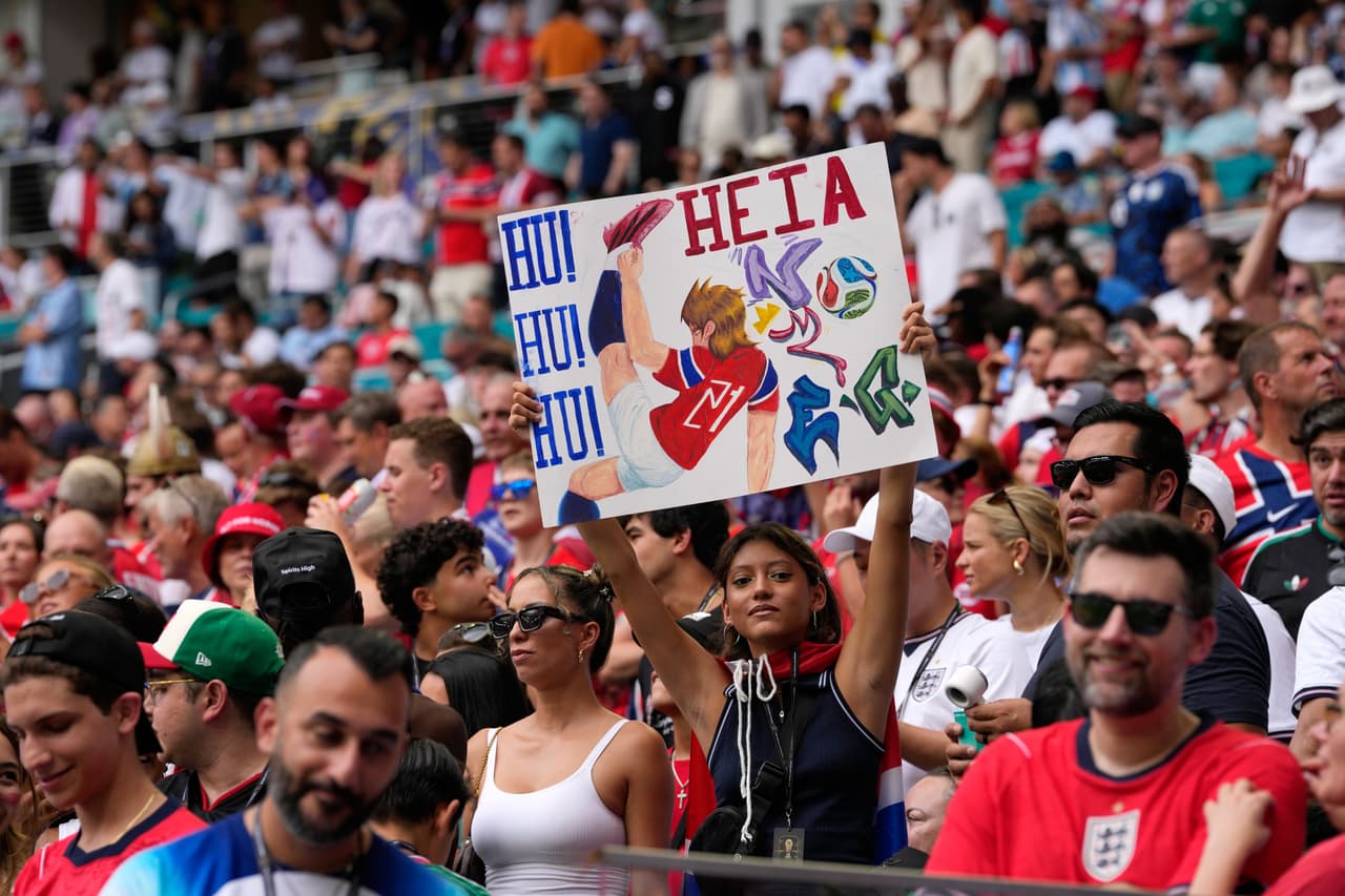 Un aficionado noruego sostiene un cartel de Andreas Schjelderup, jugador de Noruega, durante el partido de cuartos de final de la Copa Mundial de Fútbol entre Noruega e Inglaterra en Miami Gardens, Florida, el sábado 11 de julio de 2026.