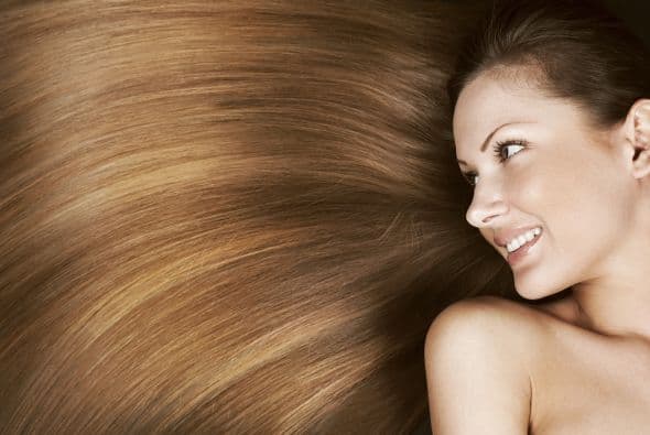 Para tu cabello. Después de bañarte, mientras tu melena esté húmeda, agrégale dos gotas a tus puntas y al cuero cabelludo. Su poder hidratante podría ayudar a embellecer tu cabello, sobre todo si está reseco por el sol, el secador, las tenazas rizadoras o la plancha.