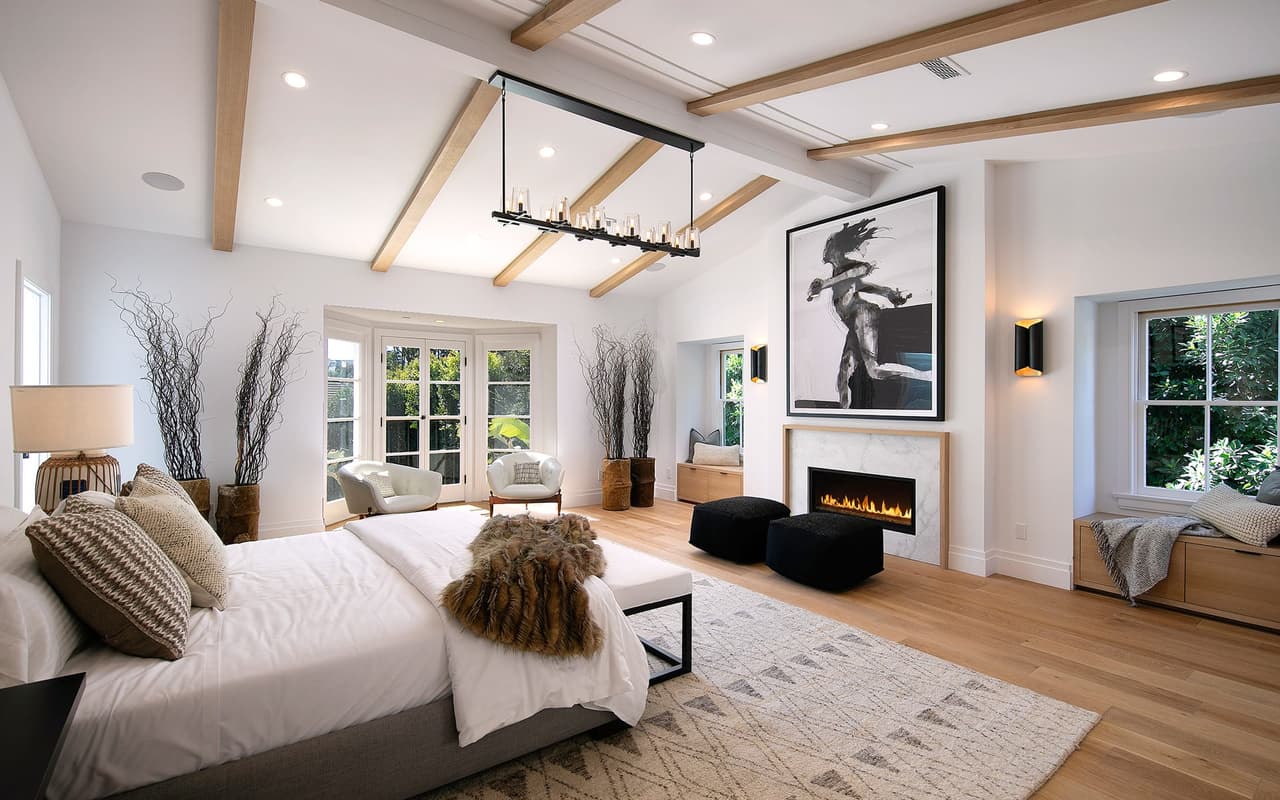 La estructura, de 6,100 pies cuadrados, cuenta con cinco dormitorios y siete baños.