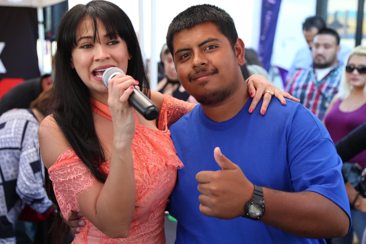 Carla recibió muchos radioescuchas que llegaron hasta el lugar solo para desearle un feliz cumpleaños.