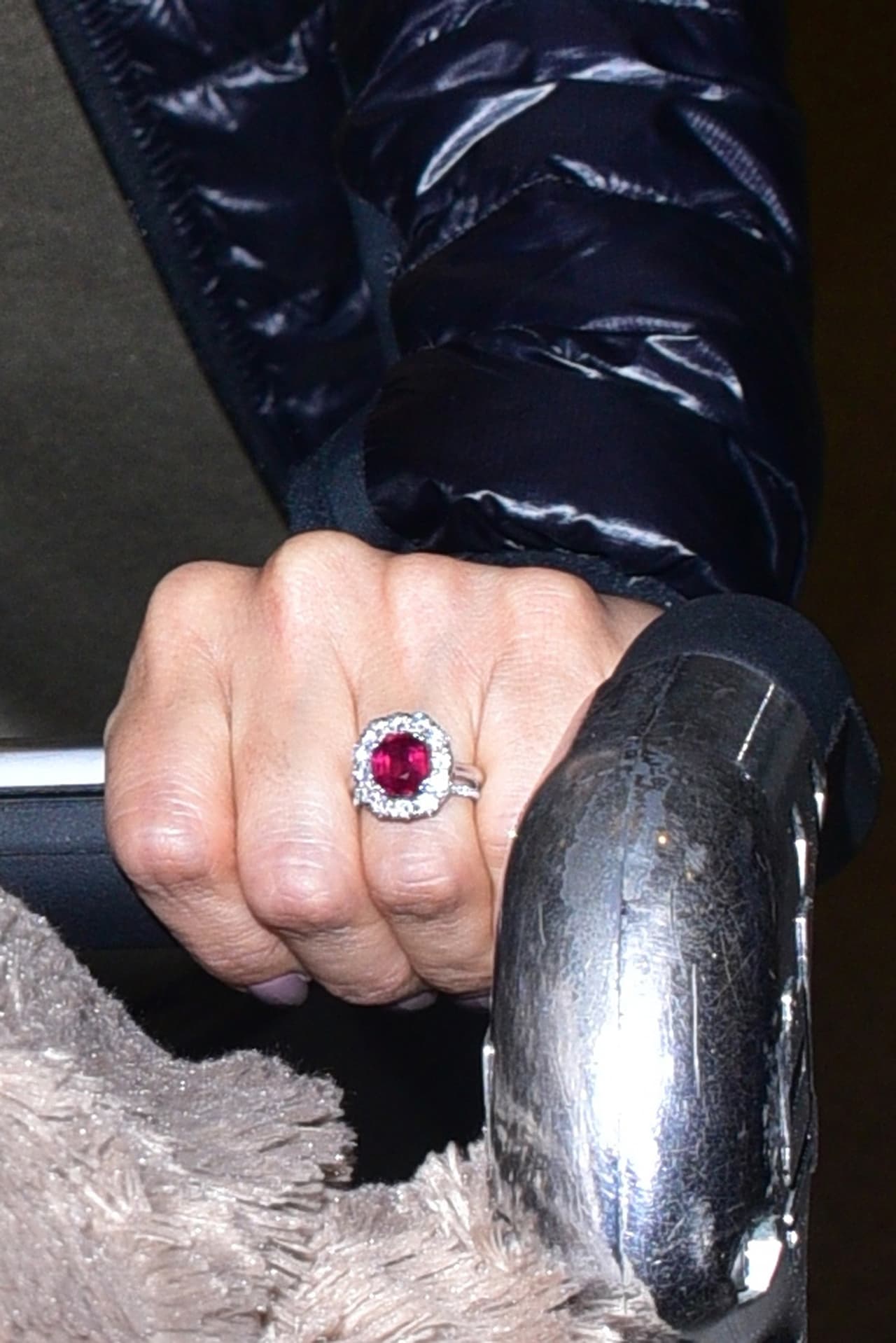 Mira nada más el tamaño del rubí y los diamantes que lo rodean.