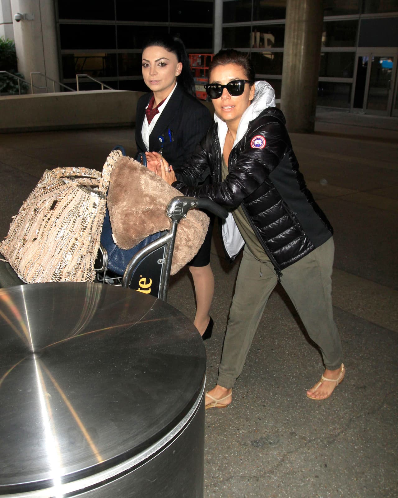 Eva fue escoltada por personal de la aerolínea.