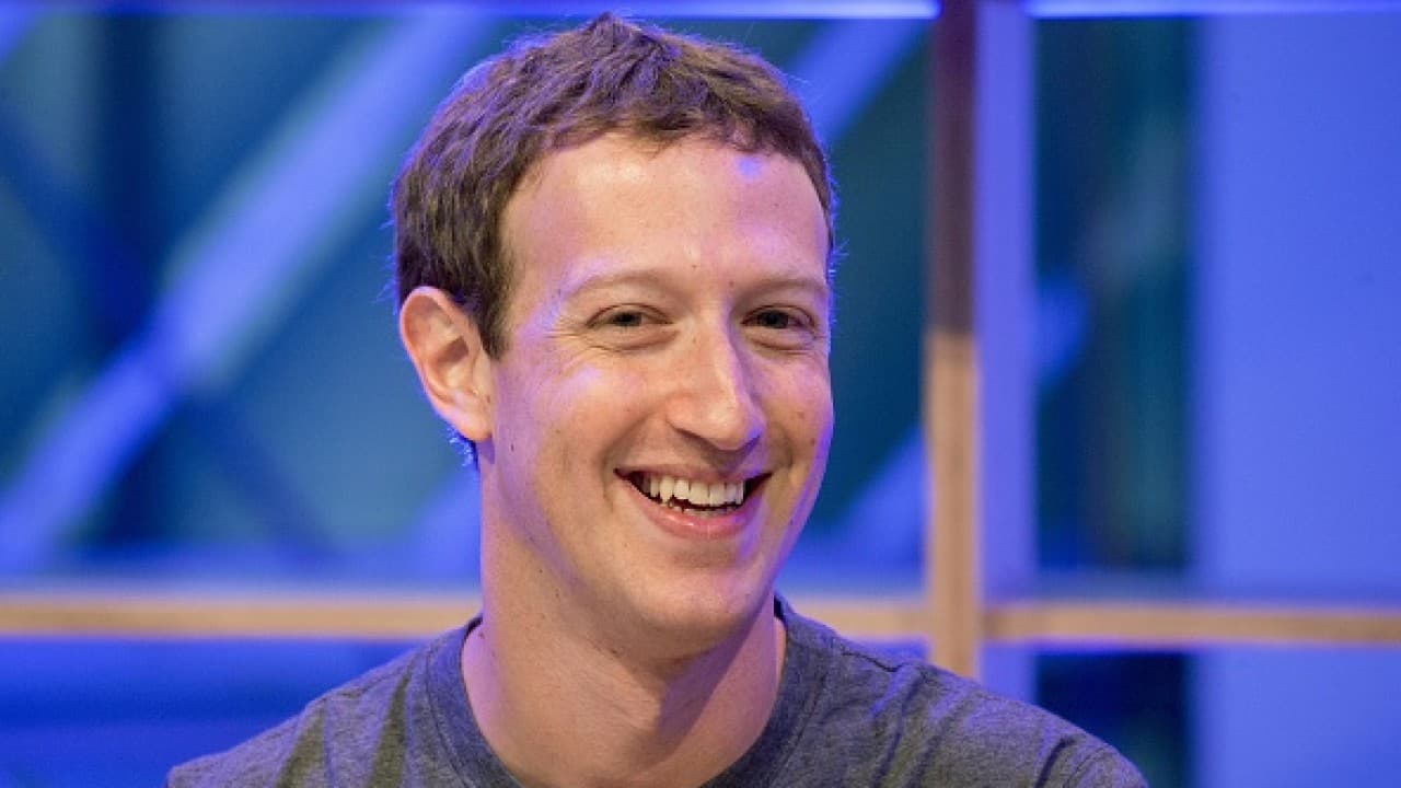 Zuckerberg: connecting people better than walls