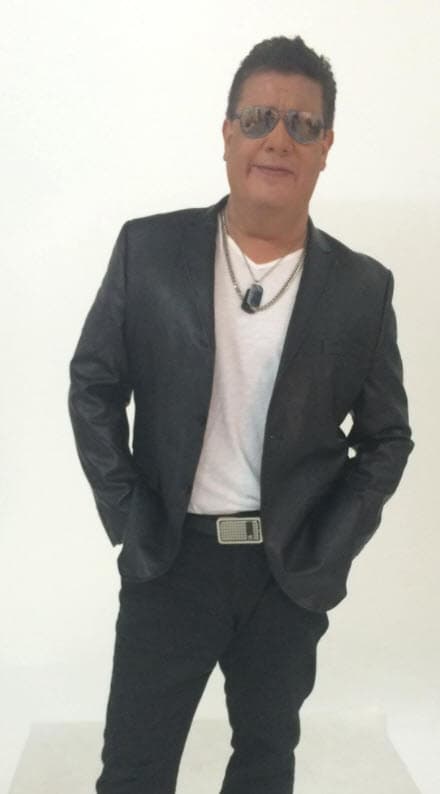 <b>Ray Reyes</b>, uno de los integrantes de Menudo en la década de 1980, también se pronunció ante la noticia: "Hoy nuestro hermanito
<b>Anthony acaba de hacer algo que nos duele</b>, acaba de tener una situación que yo no voy a juzgar jamás, pero sólo te pido en nombre de todos los que estamos aquí por él y en nombre de tu hijo Jesús que nos lo devuelvas".
<br>