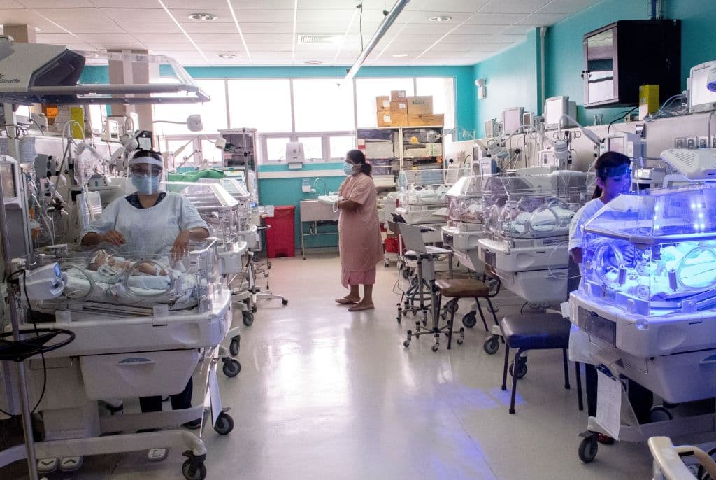 Una mujer visita a su bebé recién nacido en la unidad de Neonatología del Hospital México en San José, Costa Rica, el 28 de abril de 2020, luego de la implementación de medidas estrictas para prevenir la propagación del coronavirus.