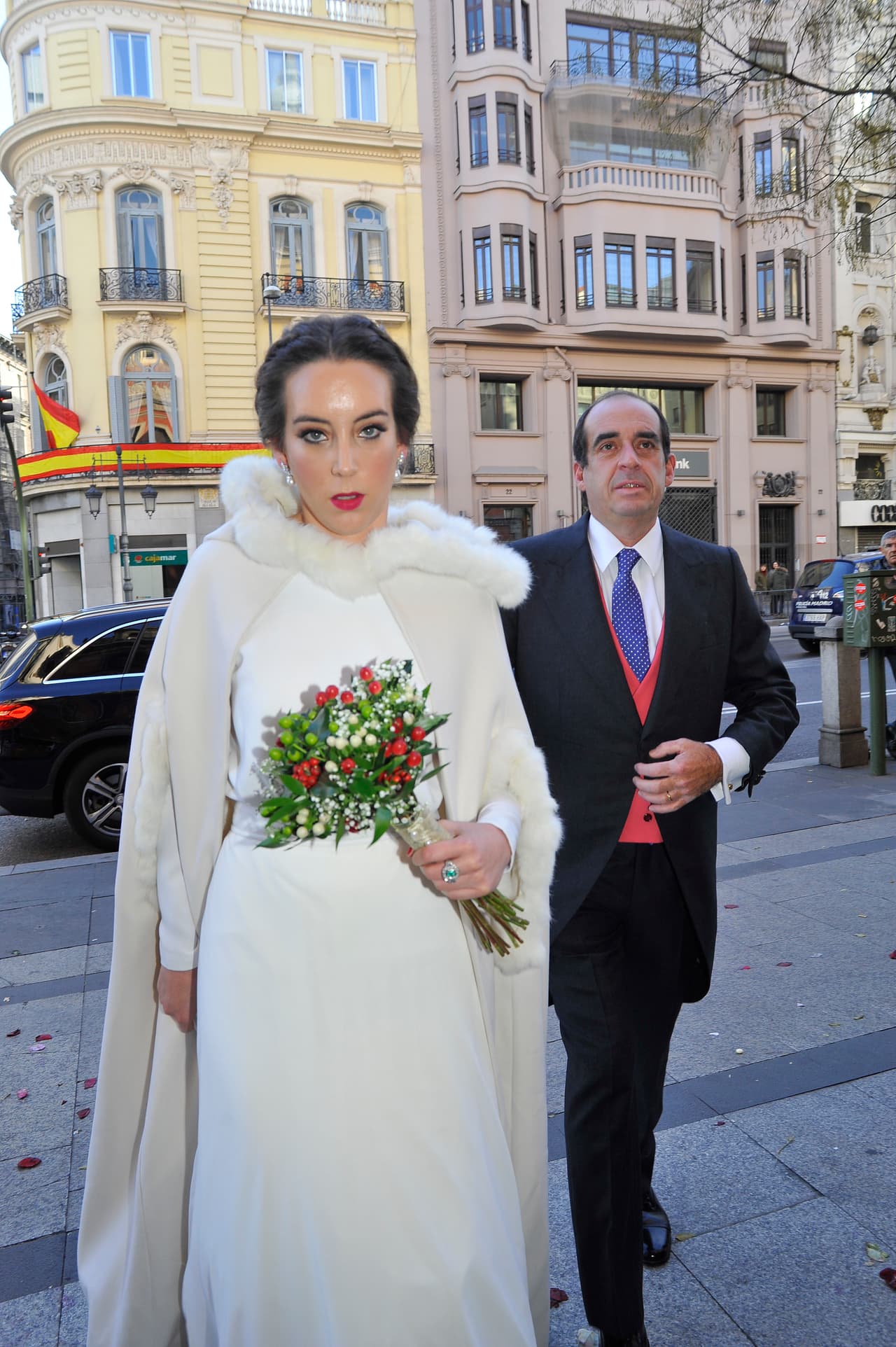 La novia, María Escrivá de Balaguer, minutos antes de entrar a la iglesia, donde ante Dios se unió al hermano de Paulina Rubio.