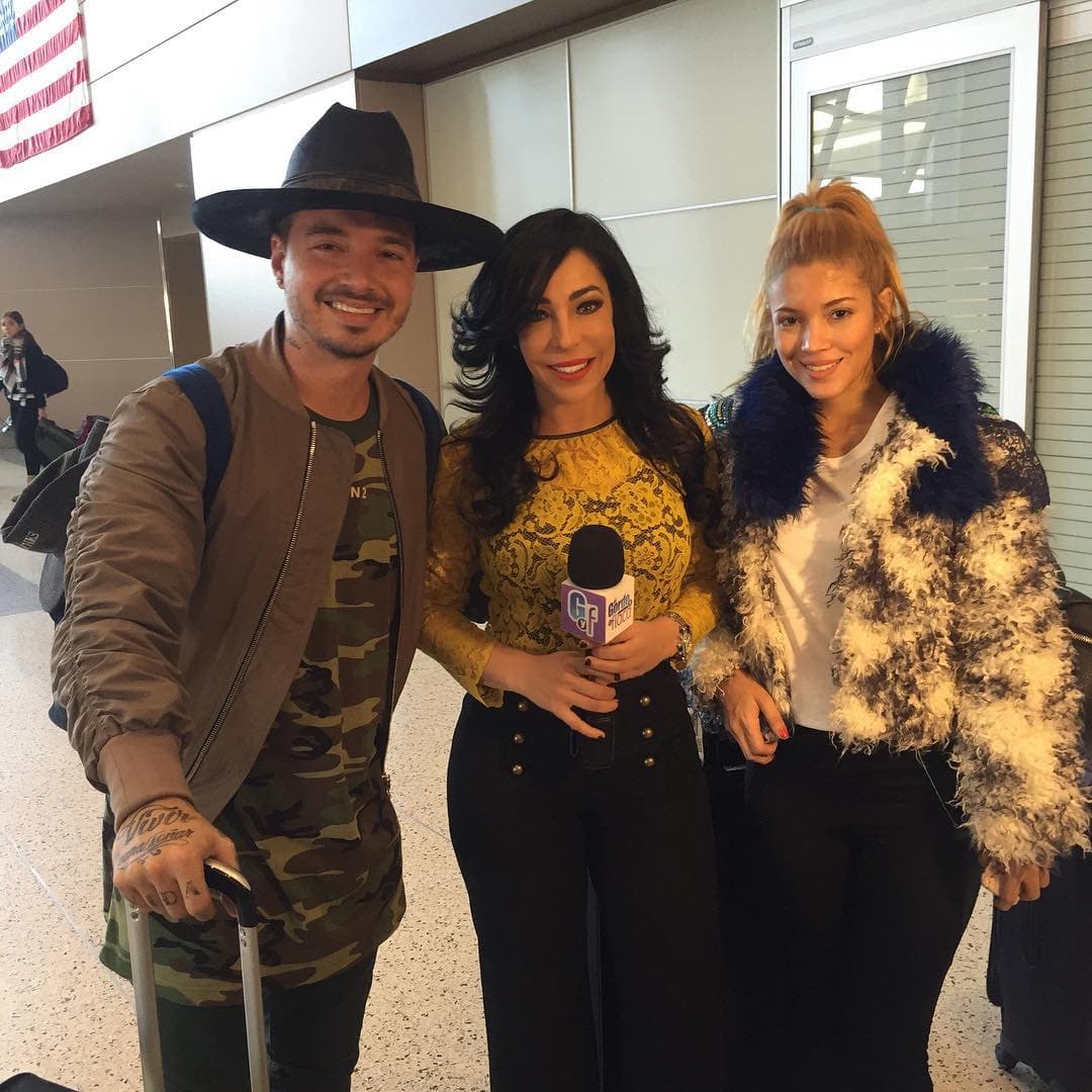 J Balvin llegó al aeropuerto con su hermana.