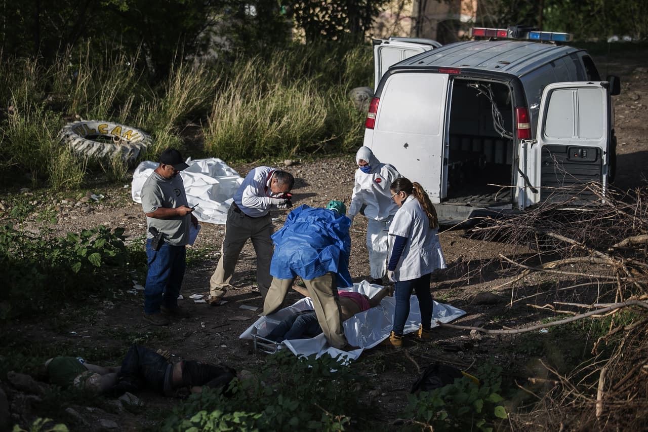 Mayo de 2018 se convirtió en el mes más sangriento en la historia de México, al registrarse 2,890 víctimas de asesinato, es decir, casi cuatro homicidios por hora, según las últimas cifras dadas a conocer por el 
<a href="http://secretariadoejecutivo.gob.mx/incidencia-delictiva/incidencia-delictiva-actual.php"><u>Secretariado Ejecutivo del Sistema Nacional de Seguridad Pública (SESNSP)</u></a>. La fotografía fue tomada en Culiacán, Sinaloa, donde los forenses toman fotos de los cuerpos a la intemperie de tres personas asesinadas en junio de 2018.
