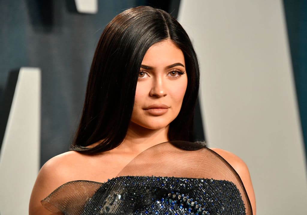 <b>Melenas sin capas</b>
<br>
<br>El estilo de las melenas sin alguna capa y en su mayoría totalmente lisos estará como tendencia en 2022. La modelo Kylie Jenner aquí lo luce con el cabello cubriendo sus orejas.