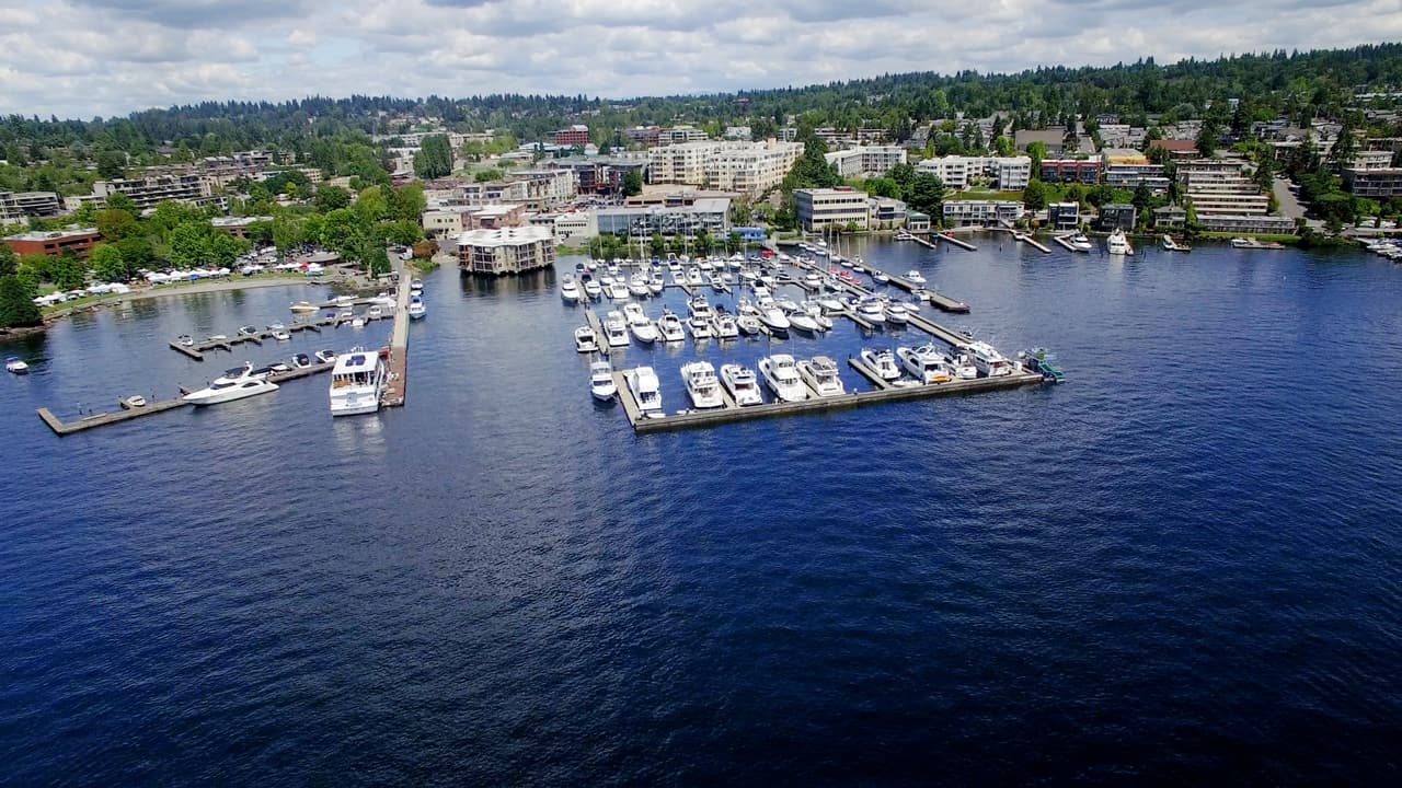 <b>Kirkland, Washington</b> 
<br>Fue catalogada como la 37 ciudad más segura de Estados Unidos. A menudo es reconocida por su impresionante colección de arte público, especialmente esculturas de bronce.
<br>
<br>
<b>Población: </b>88,898. 
<br>
<b>Ingreso promedio: </b>$140,319. 
<br>
<b>Promedio de seguridad:</b> 90.12.