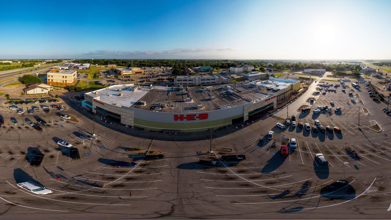 <h3 class="cms-H3-H3">Dónde estará la tienda📍 </h3>H-E-B informó que la ubicación Mid Cities se construye en 
<b>la esquina noroeste de Cheek Sparger Road y Rio Grande Boulevard,</b> como parte de su expansión en el norte de Texas.
<br>Para quienes viven en 
<b>Bedford, Euless o Grapevine,</b> la feria representa una oportunidad cercana. 
<br>👉🏻 El siguiente paso es sencillo: revisar vacantes, completar la solicitud y llegar preparado.