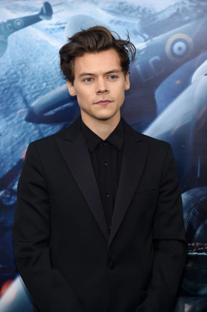 Una fuente cercana al exintegrante de la banda One Direction dijo al diario británico 
<a href="https://www.dailymail.co.uk/news/article-8016917/Singer-Harry-Styles-26-left-shaken-mugged-knifepoint-Valentines-Day.html" target="_blank">Mirror</a> que había sido 
<a href="https://www.univision.com/entretenimiento/vandalizan-casa-de-harry-styles-video"><b>asaltado y amenazado con un cuchillo</b></a>, la noche del viernes, a las 11:50 de la noche.