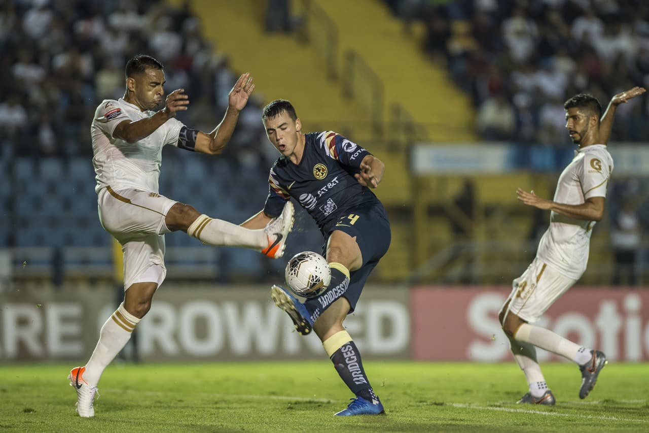 Federico Viñas recibe una plancha que lo deja dolido durante un tiempo.