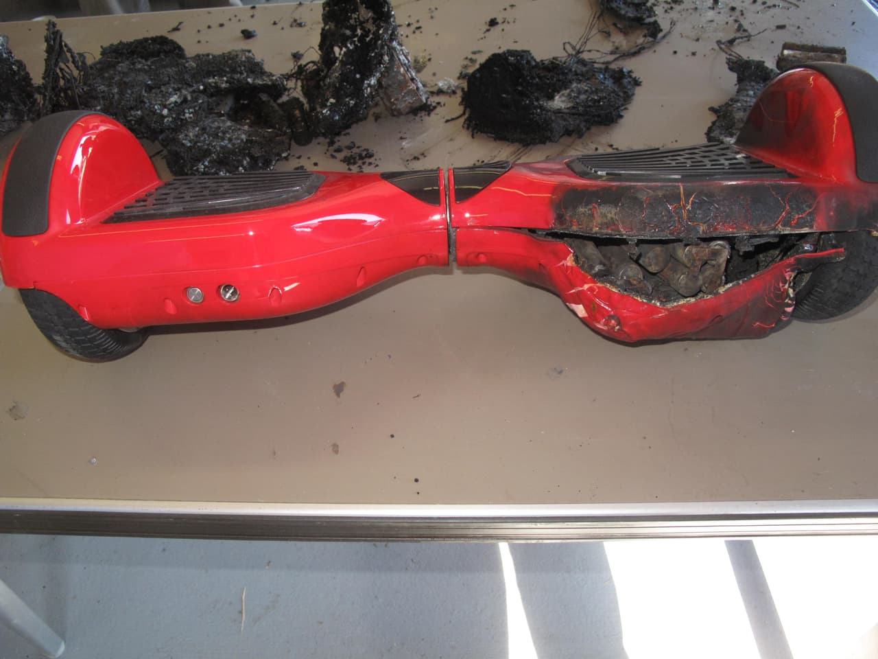 Así quedó el hoverboard de unos amigos de la familia Fox, pero en su caso pudieron apagar el fuego de manera veloz y evitar daños mayores.