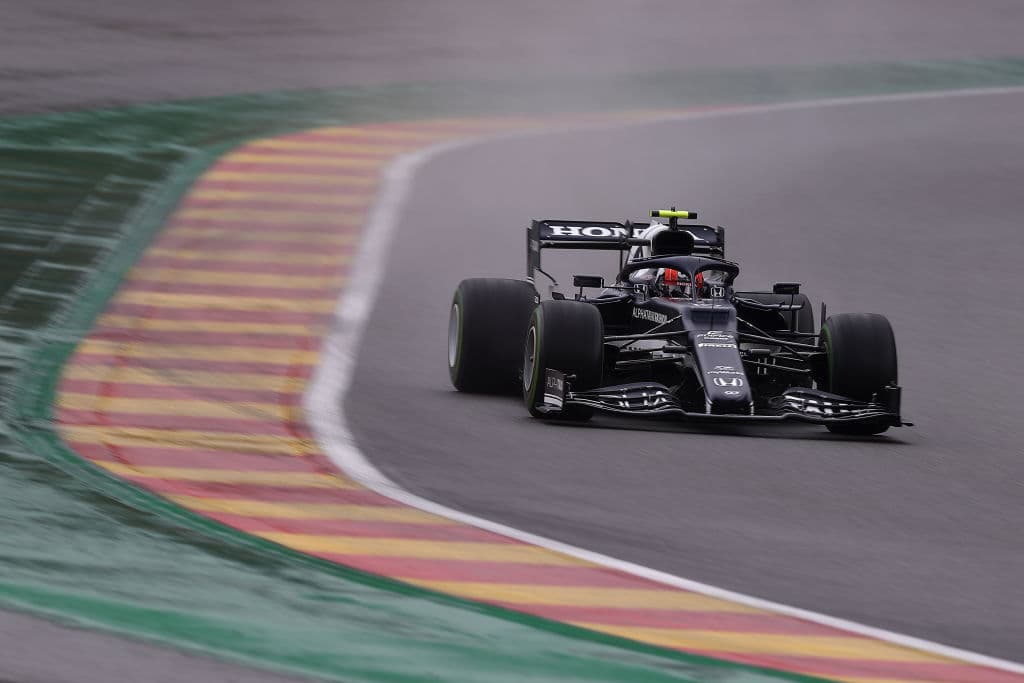 Max Verstappen aseguró la pole position con un tiempo de 1:59.765, sorpresivamente el piloto que consiguió el segundo mejor tiempo fue el británico George Russell con 2:00.086 y en la tercera plaza quedó el heptacampeón de la Fórmula 1, Lewis Hamilton, con un tiempo de 2:00.099.