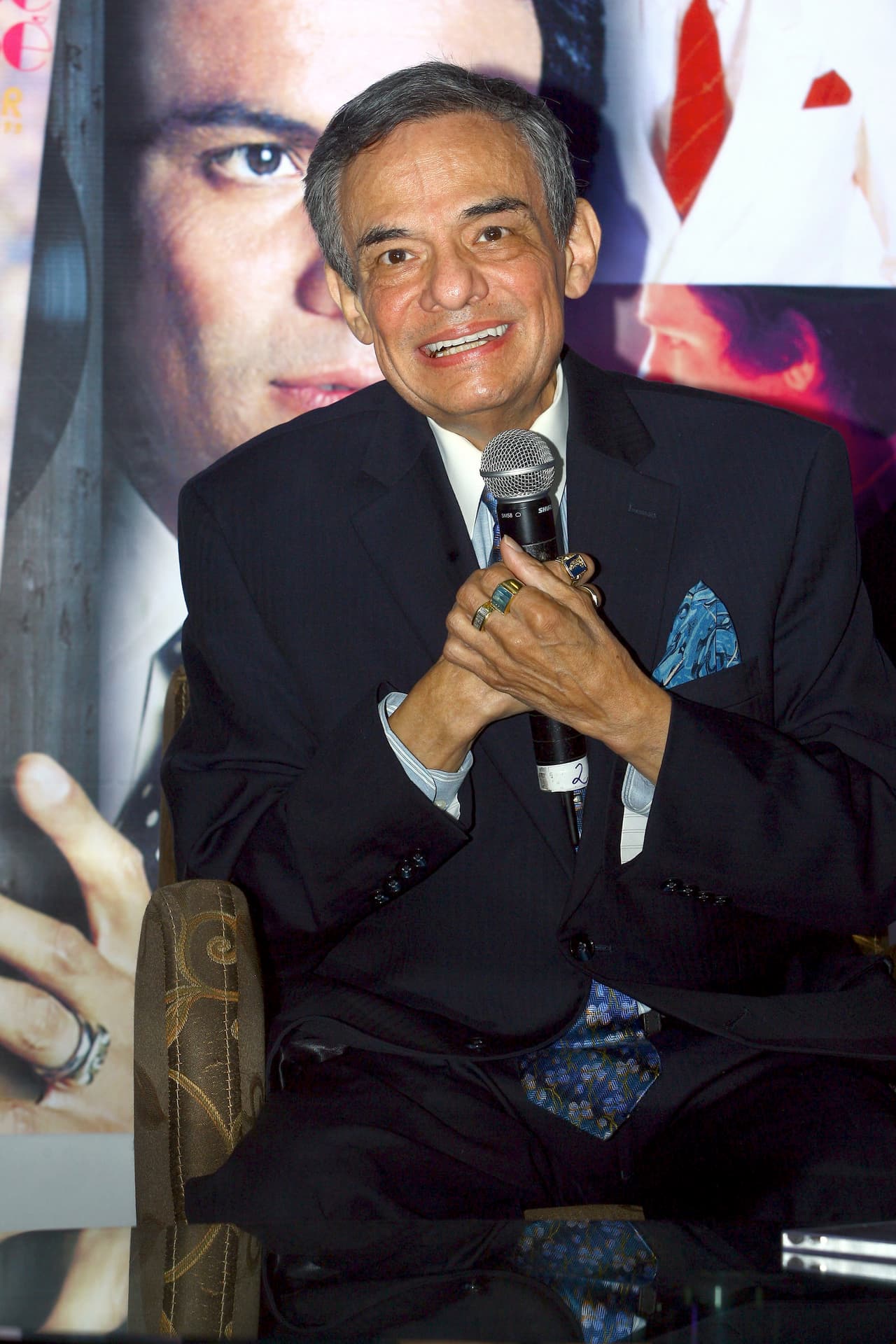 En la instantánea se aprecia al cantante de 70 años abrazado de Fernando Allende y vistiendo una camisa roja holgada. A pesar de su delgadez, se puede apreciar que José José se encuentra recuperándose.
<br>