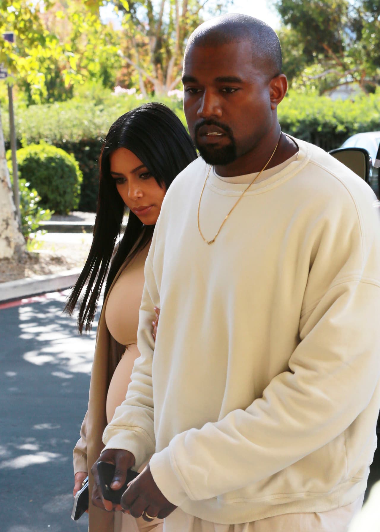 "Kanye alquiló todo un cine para que viéramos la nueva película de Steve Jobs. Es muy buena, por cierto. Hizo que todos mis amigos y mi familia vinieran disfrazados de Kim embarazada, ¡les dieron barrigas postizas de embarazada a la entrada!", escribió la diva.