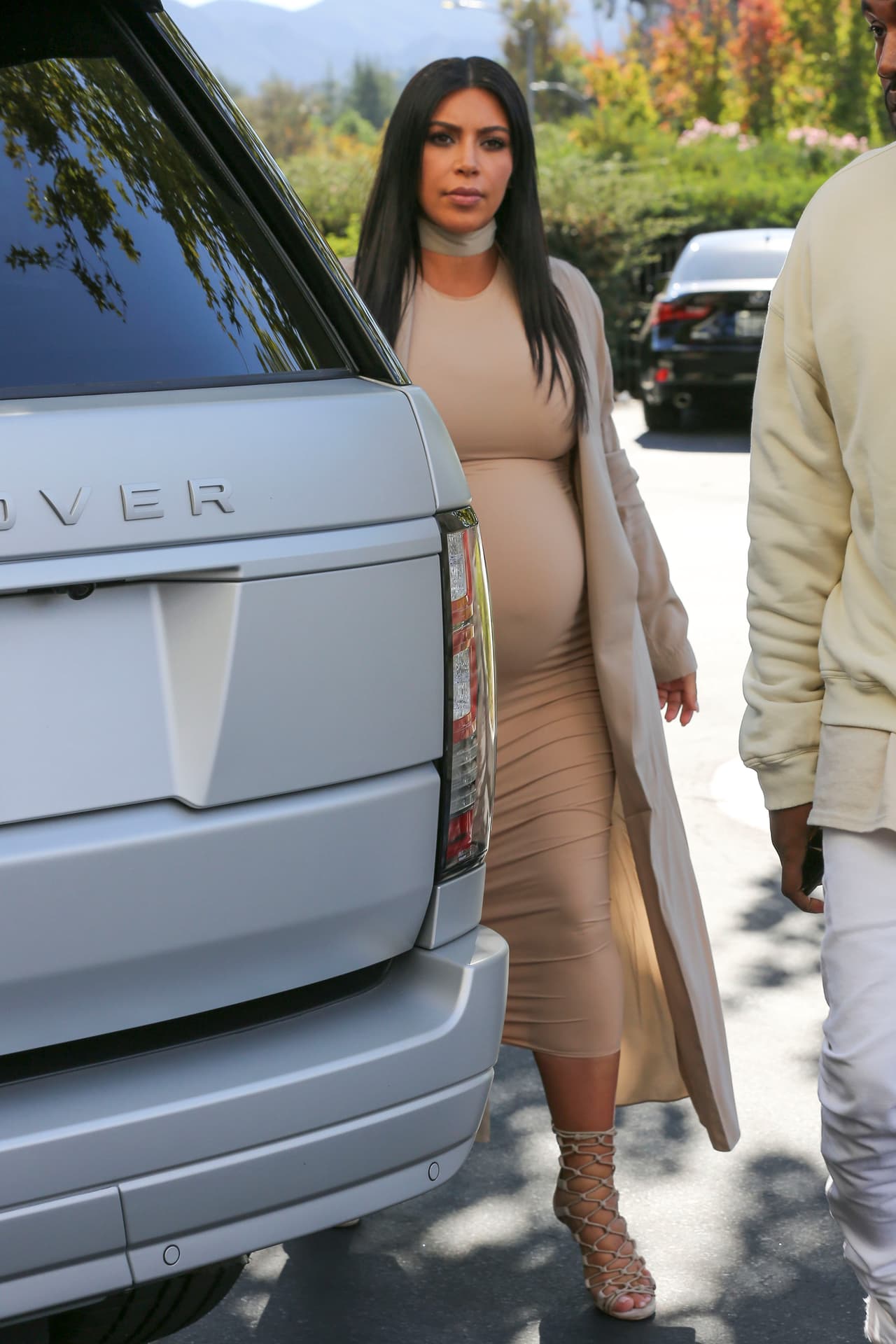 Aunque el clan Kardashian está atravesando por una crisis, Kanye le hizo una fiesta sorpresa a su mujer.