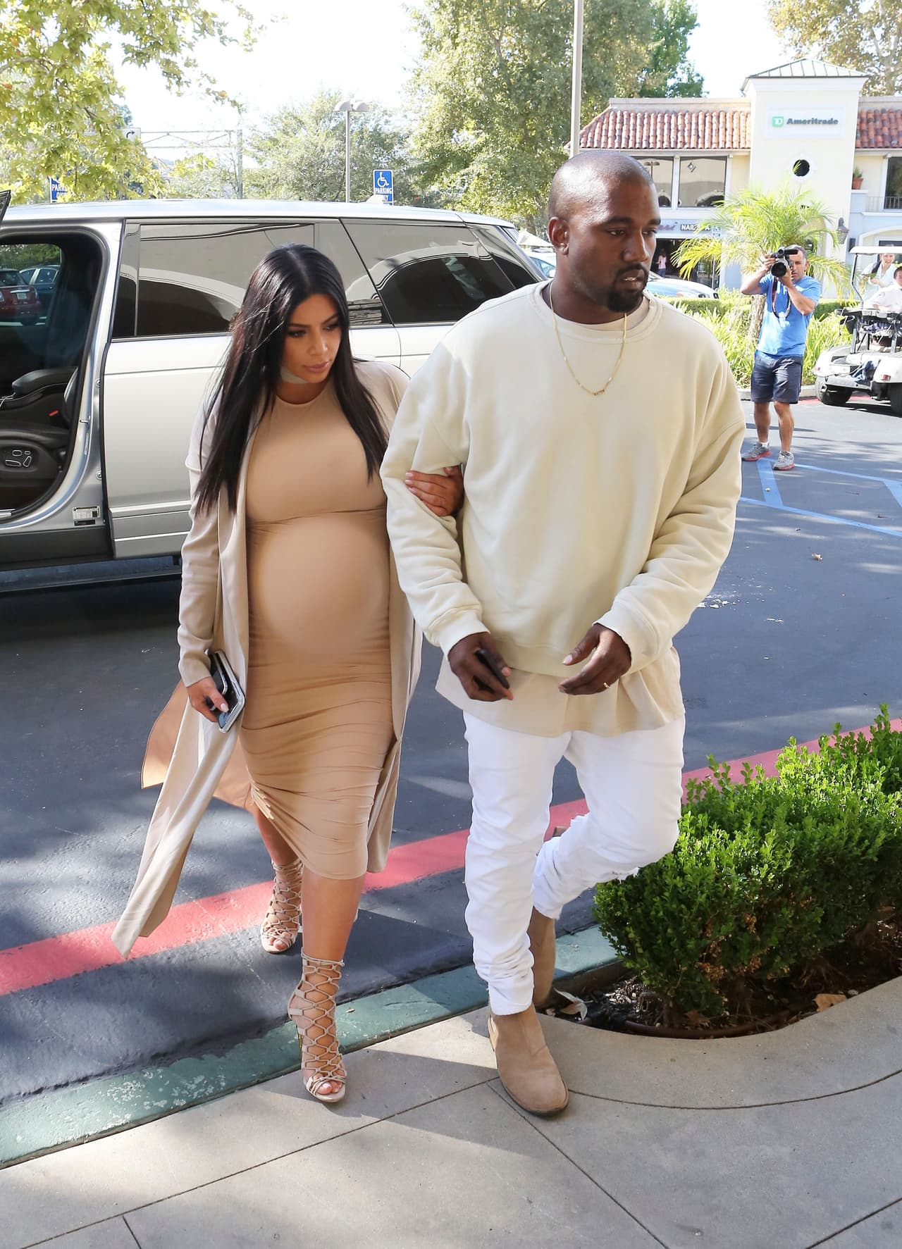 Y así fue, el cantante rentó todo un cine para celebrar a la madre de sus hijos.