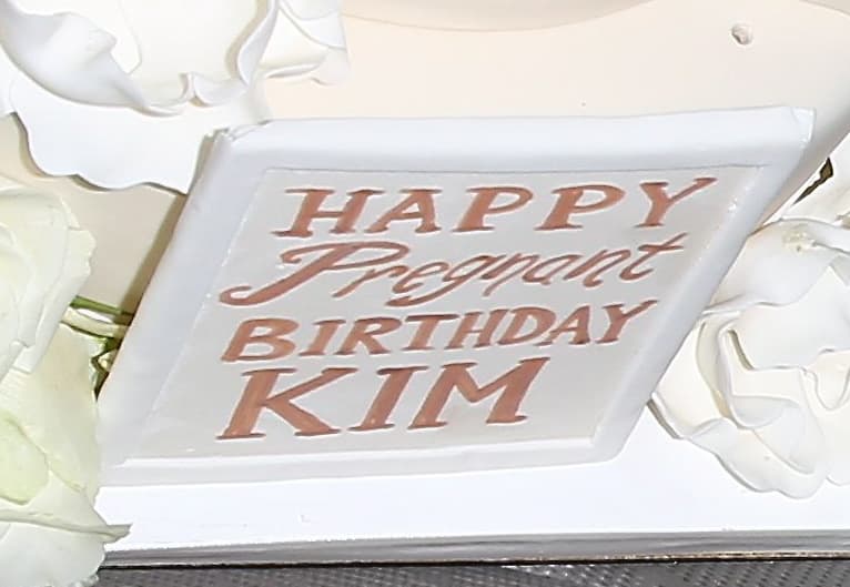 El pastel tenía un mensaje muy especial: "Feliz cumpleaños de embarazada, Kim".
