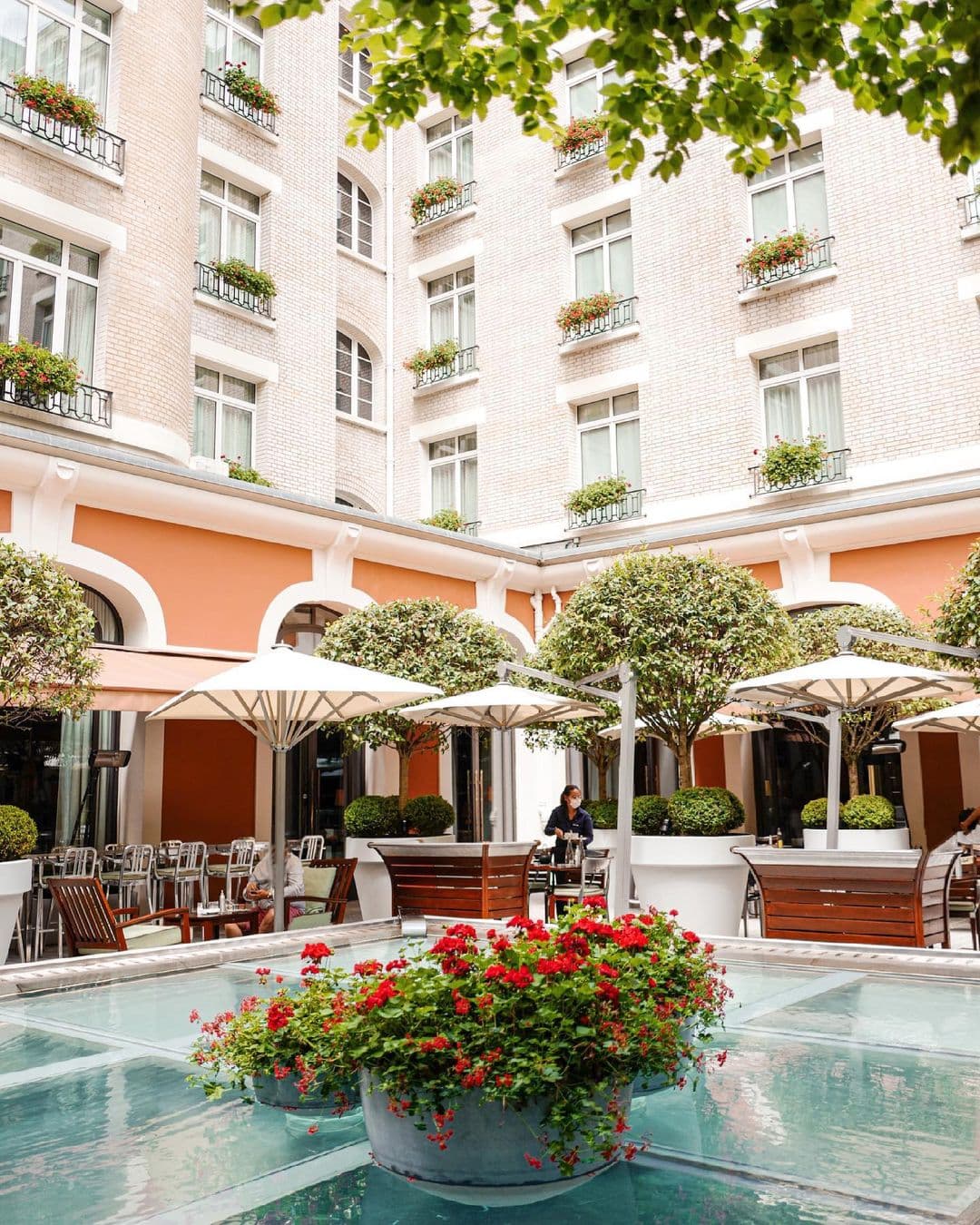 El lujoso hotel de cinco estrellas, Le Royal Monseau, será la casa provisional del astro argentino, pues su salida del Barcelona fue muy repentina. El hotel se encuentra ubicado en 37 Avenue Hoche y fue reformado por el famoso diseñador Philippe Starck. El Parque de los Príncipes se encuentra a tan solo 15 minutos del inmueble.