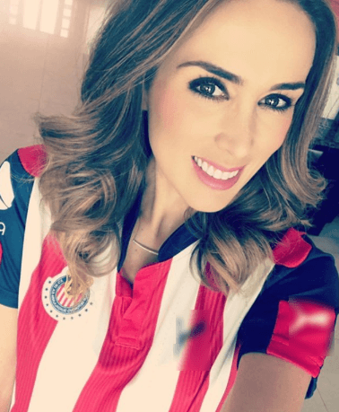 Es fan de Las Chivas, toda su familia es futbolera de corazón.
