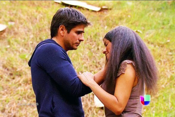 Antes de partir le prometió a Esmeralda que jamás la olvidaría y que volvería por ella.