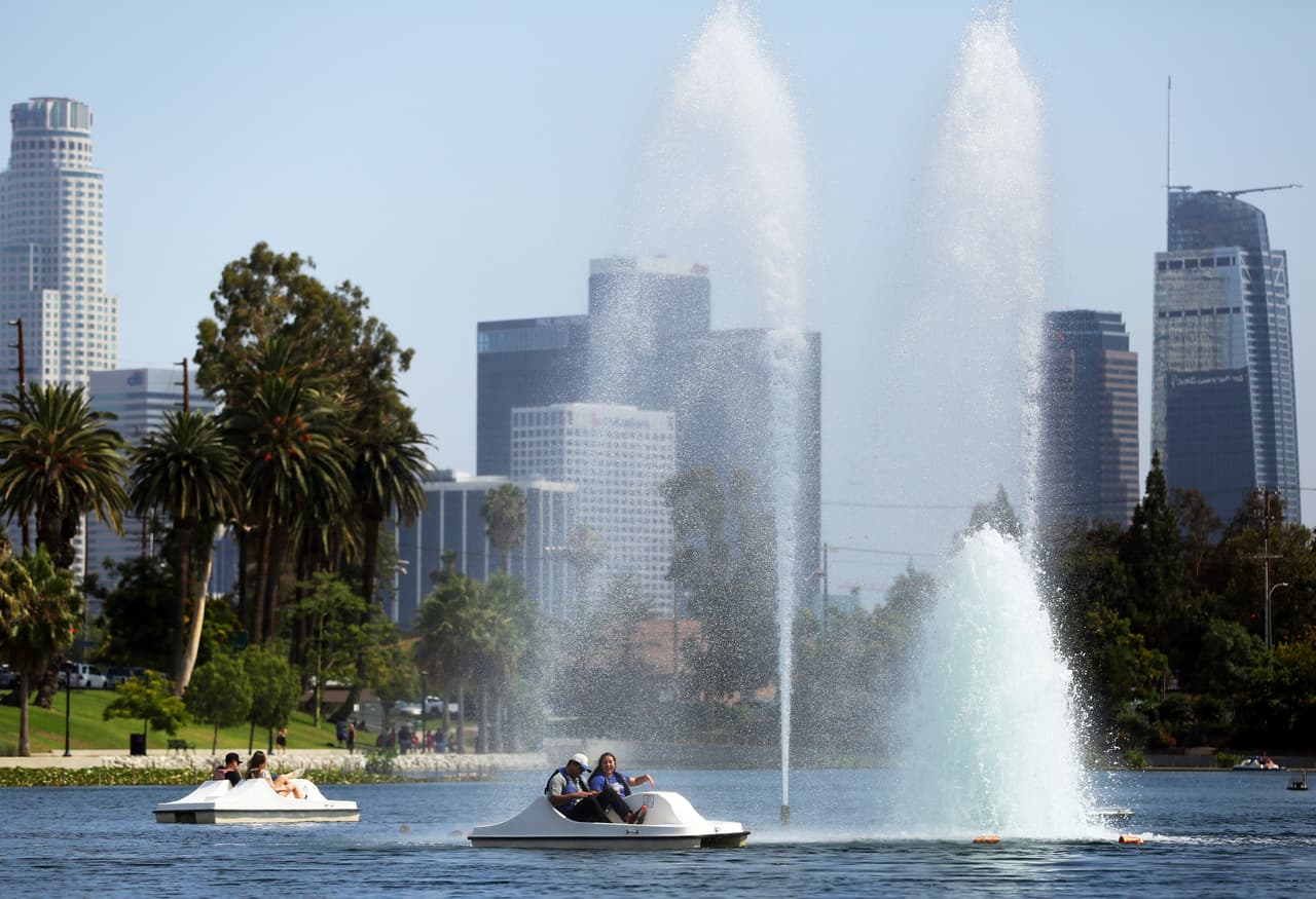 El renovado lago de Echo Park es una de las alternativas para refrescarse durate la ola de calor.
