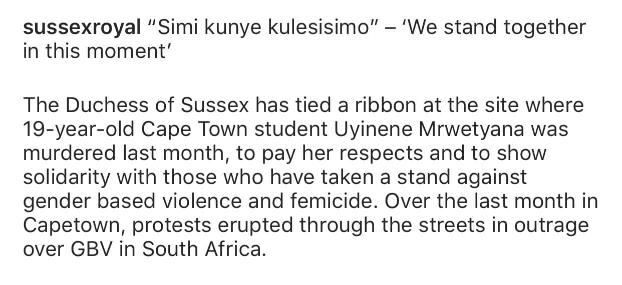 El mensaje, traducido al español, decía: "
<b><a href="https://www.univision.com/famosos/la-salud-mental-un-problema-que-ha-llevado-a-los-duques-de-sussex-y-cambridge-a-lograr-algo-historico-en-la-realeza-video" target="_blank">Estamos juntos</a> </b>en este momento", según se informó en la cuenta de Instagram del príncipe Harry y Markle.