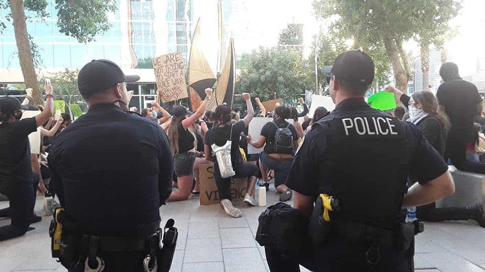 “Nuestros oficiales que apoyan a los miembros de nuestra comunidad practicando pacíficamente sus derechos constitucionales en la avenida Arizona”, publico el Departamento de policía de Chandler. 
<br>