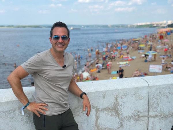 La sonrisa es algo que nunca falta en su rostro.