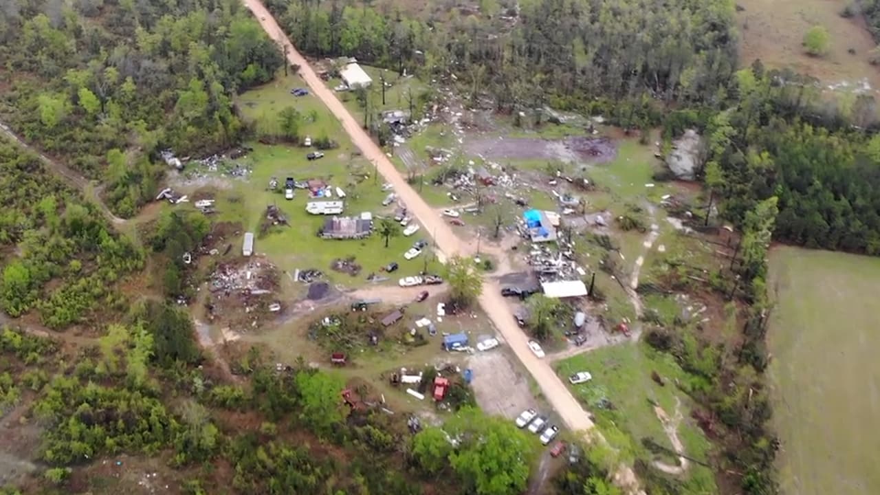 Un tornado tocó tierra en el sur de Florida; hay dos muertos y casas destruidas 