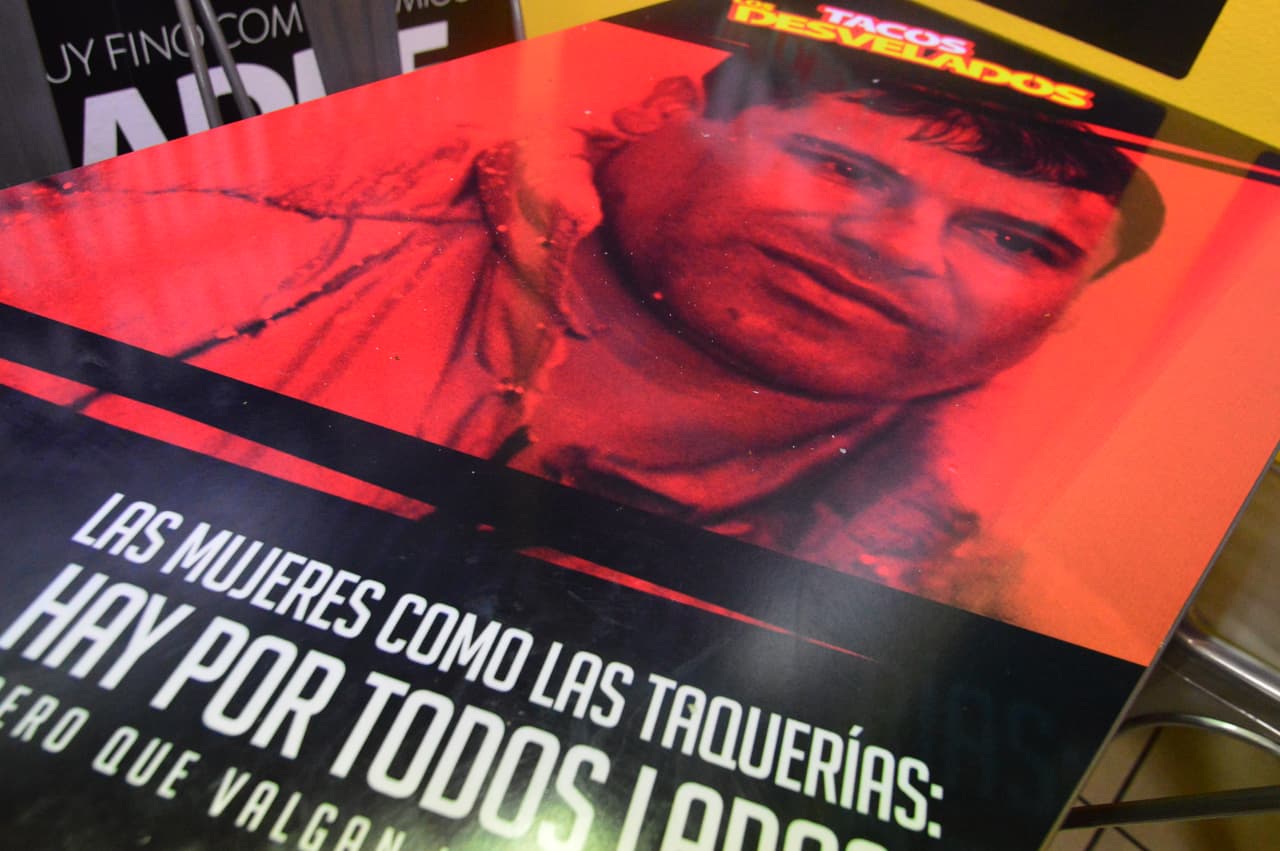 En varias mesas y paredes tienen imágenes de capos de la droga.