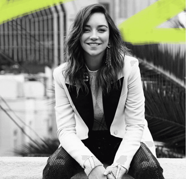 La carismática actriz también tiene algunas obsesiones: "En cualquier lugar o situación me gusta acomodar las cosas por colores o en orden alfabético o simétricamente; subir las escaleras de dos en dos y que sean número par y memorizar dividiendo en grupos", dijo la actriz a Revista Central. 
<br>