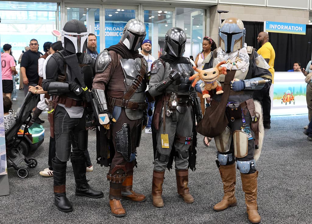 Cosplayers de The Mandalorian dominan LA Comic Con 2025: impresionantes armaduras beskar brillan bajo las luces del Convention Center.