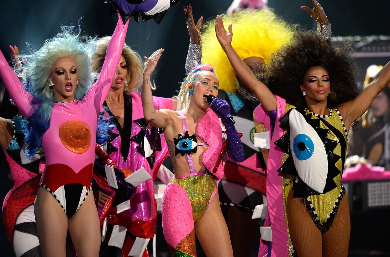 Miley actuó junto a varias 'drag queens'.