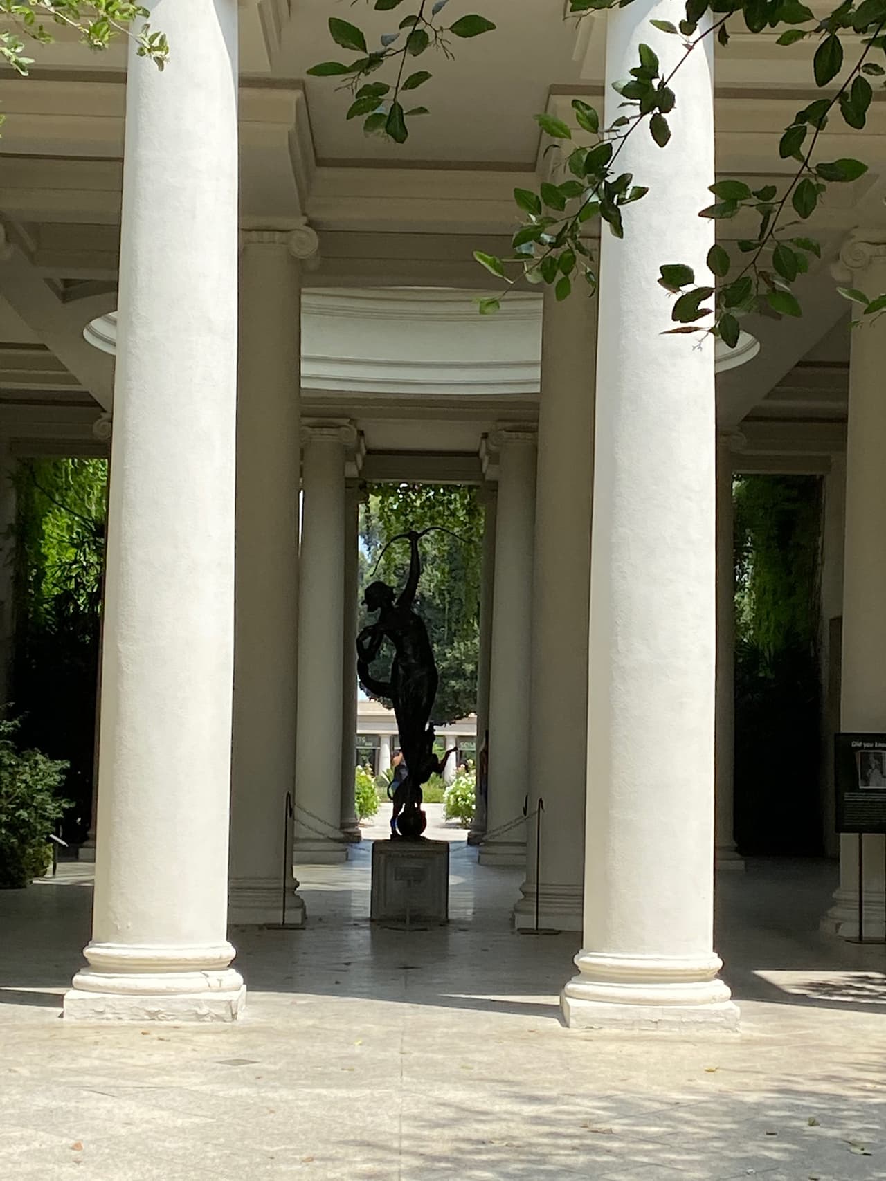 También hay estructuras y estatuas de arte europeo del siglo pasado.