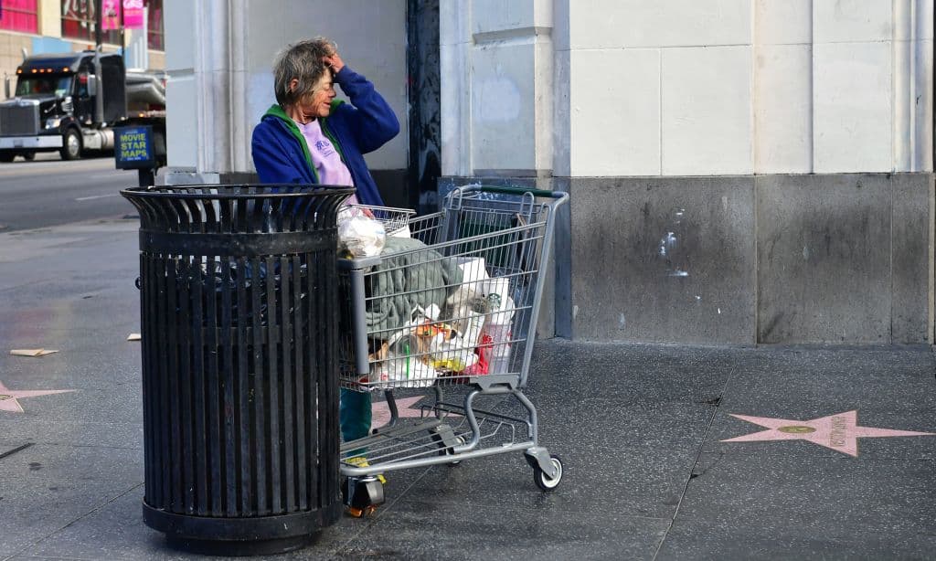 <b>18 DE MARZO. </b>El gobernador autorizó un fondo de 150 millones de dólares para ayudar a las personas sin hogar en California. El estado daría 100 millones directamente a los gobiernos locales para desarrollo de refugios y viviendas de emergencia y 50 millones de dólares para comprar remolques de viaje y arrendar habitaciones en hoteles, moteles y otras instalaciones en asociación con condados y ciudades para proporcionar ubicaciones de aislamiento en todo el estado para personas sin hogar.