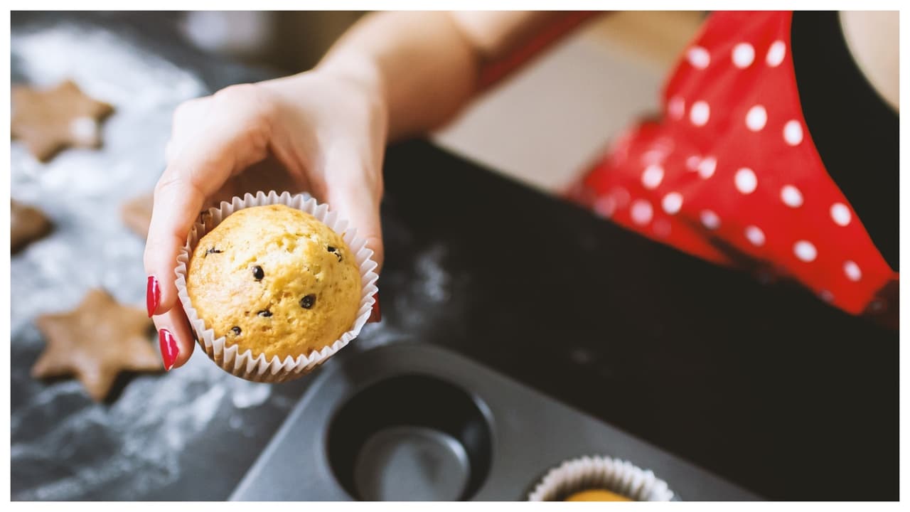 <b>Aprovecha tu cocina</b>
<br>¿Tienes una buena receta familiar de bebidas o platillos navideños? ¡Sácales dinero! Muchas personas aprovechan esta temporada para vender tamales, dulces y bebidas como el “coquito” puertorriqueño, y otras delicias. Puedes ofrecerla en tu vecindario, con tus compañeros de trabajo, o incluso en tus redes sociales.
<br>