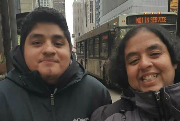 Para Claudia Lara y Héctor Orellana, empleada de una fabricante de ropa y estudiante, lo que más caracterizó a Obama fue que "ha sido un presidente humilde y sencillo. Le faltó mucho por hacer y no logró la reforma migratoria que nos había prometido, pero lo intentó. Lo que más vamos a recordar es que no fue racista".