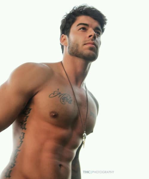 A los 9 años su familia se mudó a San Fernando en California, pero cuando tenía 18 años ellos se regresaron a su país natal y Victor se quedó para cumplir su sueño como modelo, actor y bailarín.