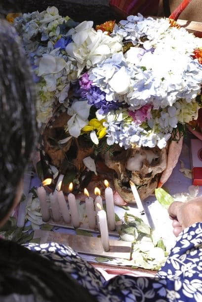 Se les atribuye a las ñatitas ayuda en el dinero o la saluda, a cambio de ofrendas como tabaco, alcohol, coca, flores, velas, rezos y fiesta.