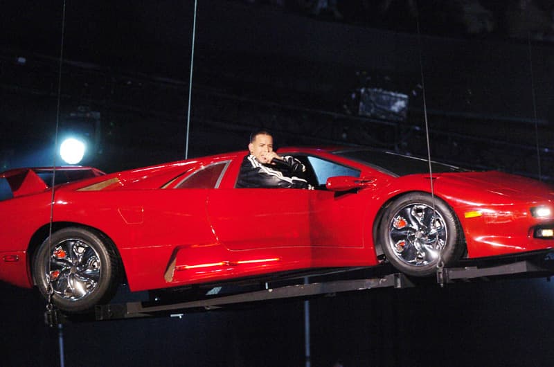 <b>2005</b>
<br>Daddy Yankee bajó de un auto 'flotante' cantando 'Gasolina'. Muchos la catalogaron como la mejor presentación en la historia de los premios.