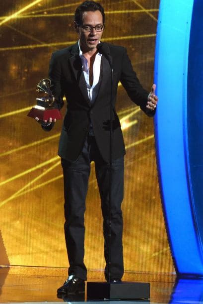Después de besar a su esposa Shannon de Lima, el salsero subió a recoger su premio por el disco '3.0'.