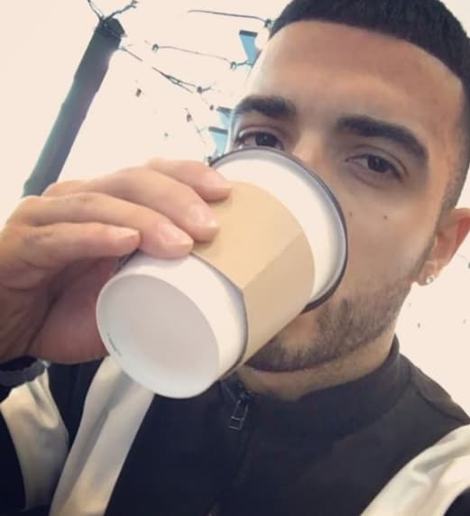 Pero antes que nada, Luis se tomó un café para saborear este momento.