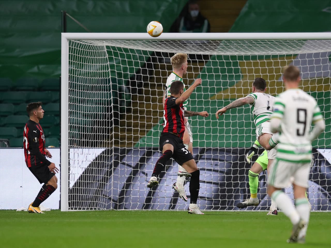 Celtic 1-3 Milan | Krunic (14’) y Díaz (42’) adelantaban al conjunto italiano; Elyounoussi (76’) acercaba a los locales, pero Hauge (90+2’) hizo el 3-1 definitivo. Celtic enfrentará al Lille y Milan al Sparta Praha la siguiente jornada de la justa.