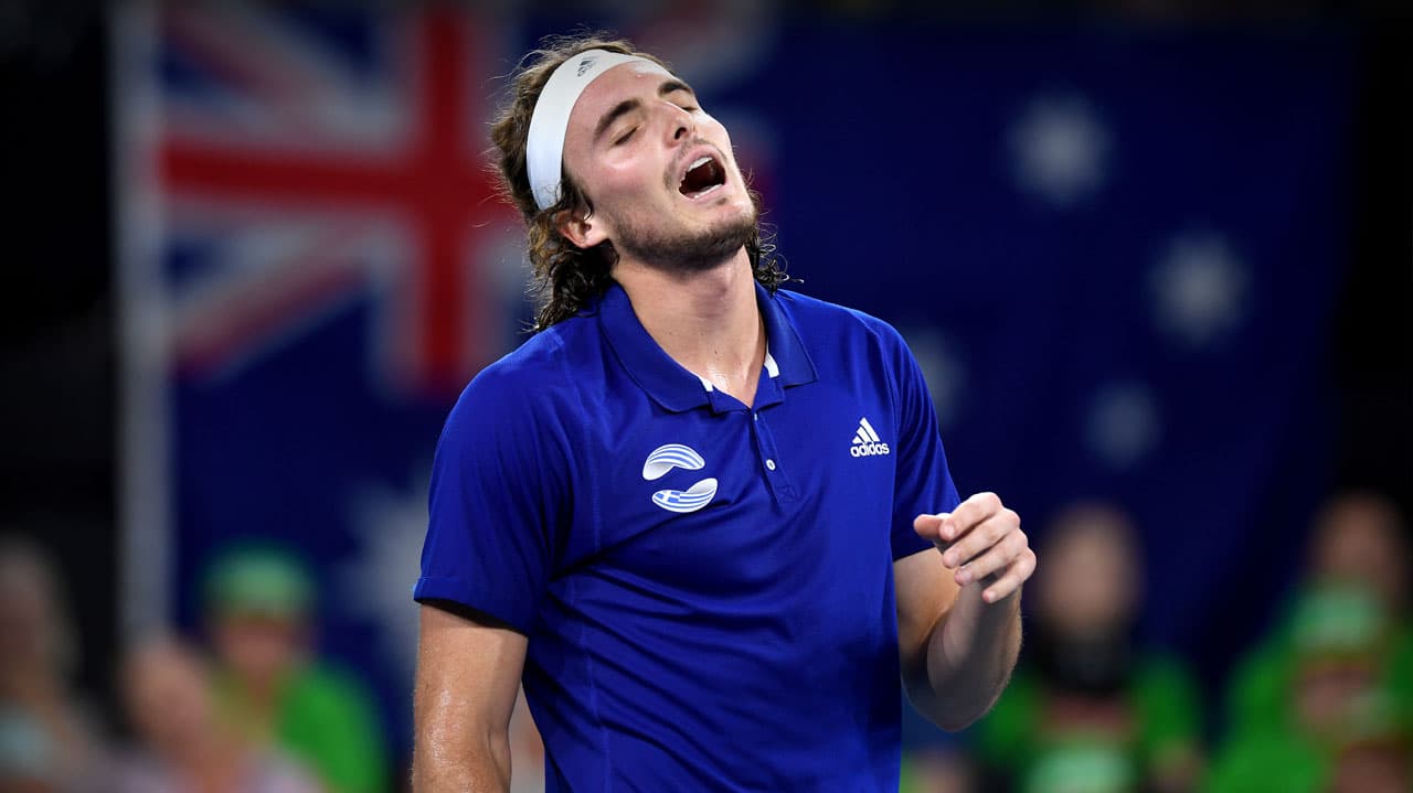 Tsitsipas se enojó, rompió su raqueta y salió regañado