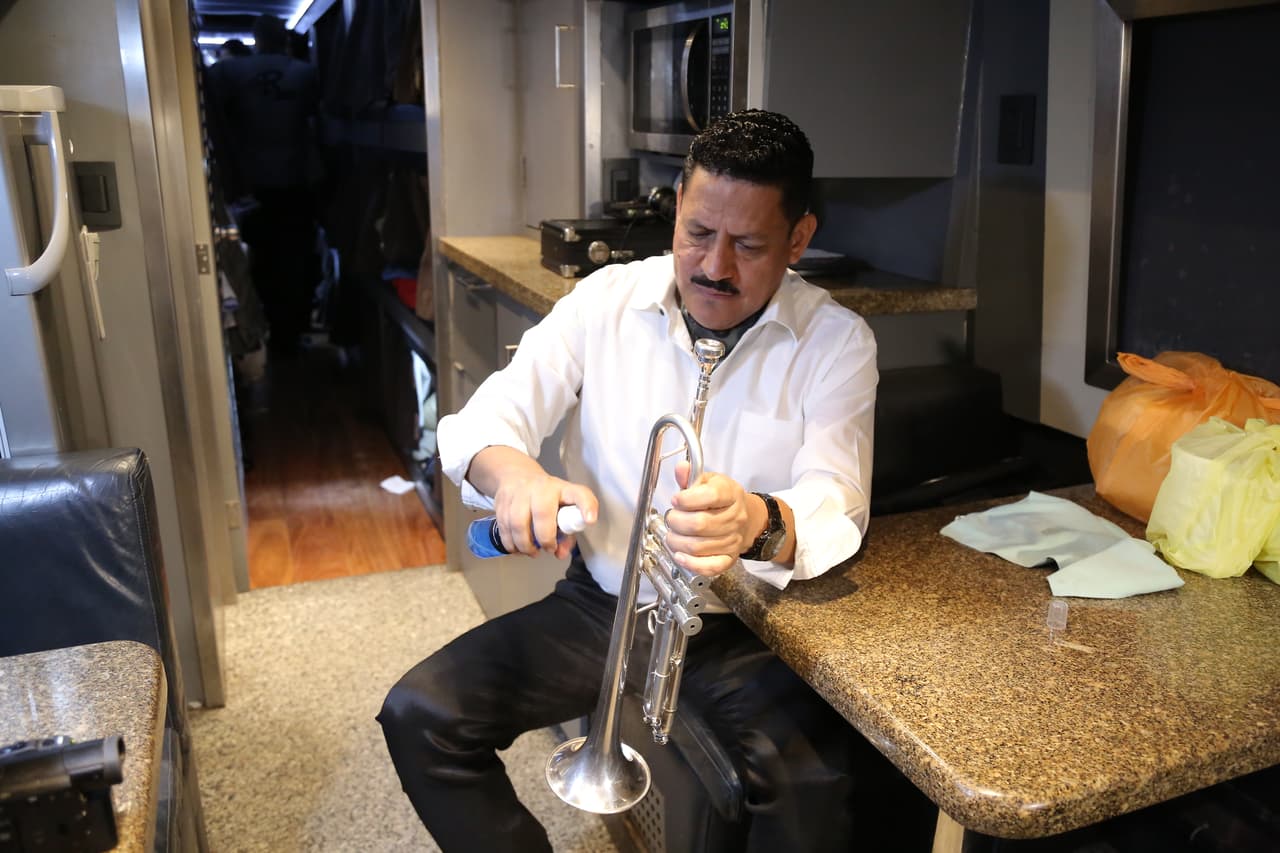 Una vez el bus llega a su destino final, la acción comienza para los integrantes de El Recodo, quienes empiezan a ensayar los instrumentos y a ultimar cada detalle para subir al escenario y complacer al público.